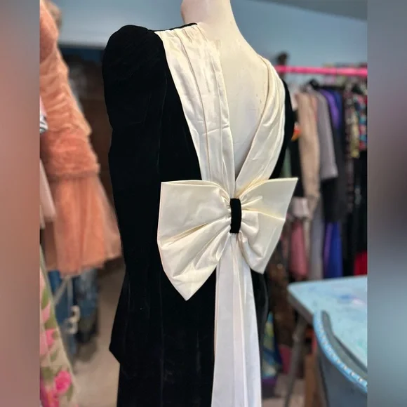 Vintage Velvet & BOW Gown - Picture 10 of 16